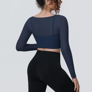 Dettaglio posteriore di un top da yoga corto a maniche lunghe in rete blu navy