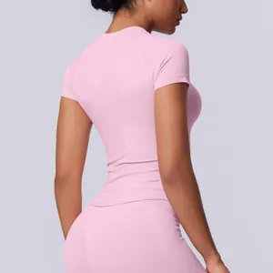 Vista posteriore dettagliata di una maglietta sportiva rosa senza cuciture ad alta elasticità