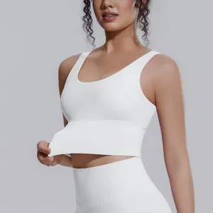 Dettaglio reggiseno sportivo bianco ad alto impatto con tessuto elastico e aderente.