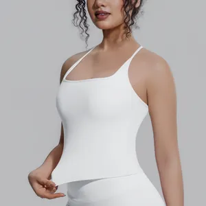 Detailansicht eines weißen, atmungsaktiven Yoga-Tops mit hochdehnbarem Stoff und Textur