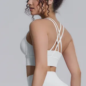 Dettaglio del reggiseno sportivo bianco con incrocio sulla schiena per yoga e fitness.