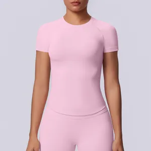 Maglietta da yoga rosa senza cuciture per donna, tessuto elasticizzato e traspirante sport.