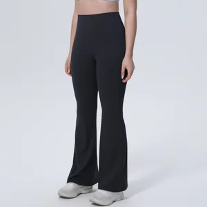 Vue détaillée du pantalon de yoga évasé noir à taille haute sur un mannequin de fitness