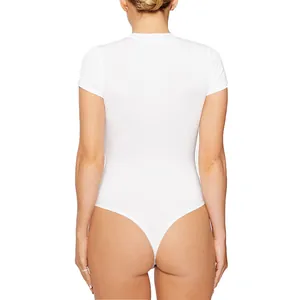 Vista posteriore di un body bianco a maniche corte da donna con un design aderente