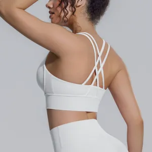 Dettaglio del reggiseno sportivo bianco con schiena incrociata e trama del tessuto morbido.