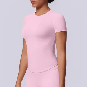 Primo piano di una t-shirt sportiva rosa senza cuciture ad alta elasticità per yoga e fitness
