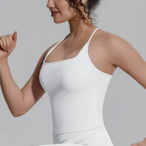 Nahaufnahme des weißen Yoga-Tanks aus Nylon, die enge Passform und Bewegung zeigt