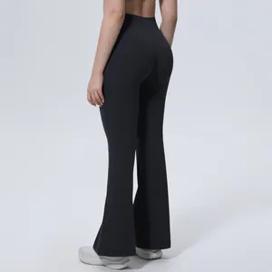Vue arrière détaillée d'un pantalon de yoga évasé noir à taille haute sculptant