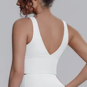 Dettaglio del design con scollo a V sul retro del reggiseno sportivo bianco per yoga.