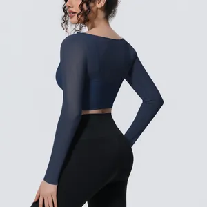 Vista posteriore del top yoga blu navy a maniche lunghe in mesh, design a doppio strato