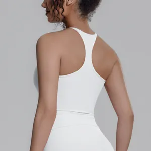 Rückansicht eines weißen Sport-Tops mit Racerback für Yoga und Fitnesstraining