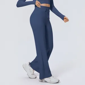 Detail der marineblauen Yoga-Hose mit hoher Taille, weitem Bein und Kordelzug-Design-Stil