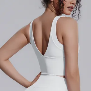 Vista posteriore di un reggiseno sportivo da yoga bianco ad alto impatto con scollo a V