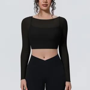 Primo piano del tessuto in rete trasparente e del design a strati del top nero da yoga