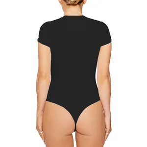 Dettaglio vista posteriore di un body nero a maniche corte su una modella donna