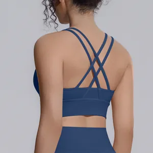 Vista posteriore dettagliata del reggiseno sportivo blu navy con spalline incrociate
