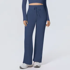 Detail einer marineblauen Yoga-Hose mit hoher Taille, weitem Bein und elastischem Bund