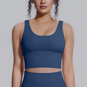 Dettaglio di un reggiseno sportivo da yoga blu navy ad alto impatto con imbottitura