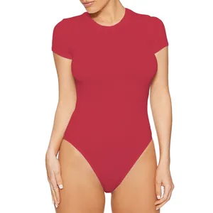 Vista dettagliata di un body rosso vivace a maniche corte con girocollo su modella.