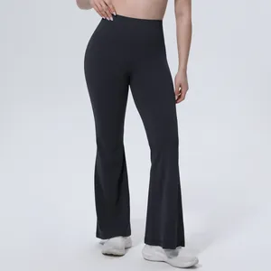 Vue détaillée d'un pantalon de yoga évasé à taille haute gris foncé pour le fitness