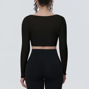 Vista posteriore del top da yoga nero a doppio strato in mesh per fitness