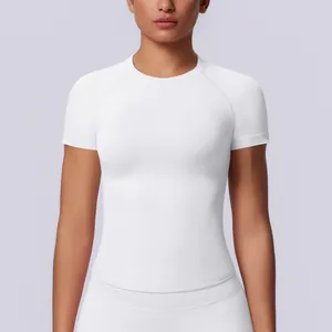 Dettaglio di una t-shirt sportiva bianca senza cuciture da donna in tessuto traspirante