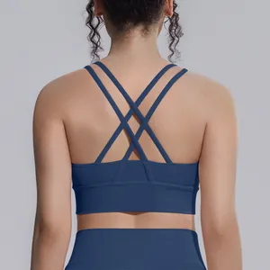 Vista dettagliata di un reggiseno sportivo blu navy con incrocio schiena per yoga e fitness