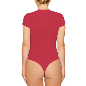 Vista posteriore dettagliata di un body rosso a maniche corte con vestibilità aderente e perizoma
