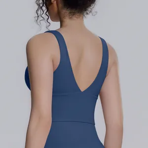 Dettaglio posteriore del reggiseno sportivo blu con scollo a V per yoga e fitness