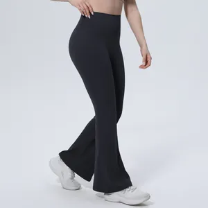 Vue latérale du pantalon de yoga noir à taille haute et coupe évasée sculptant