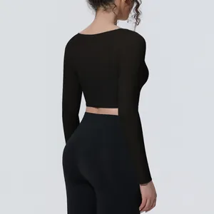 Vista posteriore di un crop top nero a maniche lunghe in mesh per fitness e yoga