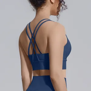 Vista posteriore di un reggiseno sportivo blu navy con spalline incrociate eleganti.