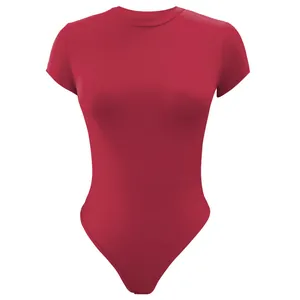 Dettaglio del tessuto e del taglio slim di un body da donna rosso scuro a maniche corte
