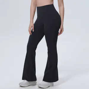 Vue détaillée du pantalon de yoga évasé noir à taille haute et coupe élastique