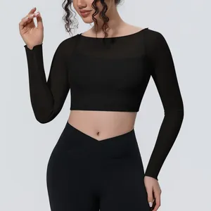 Vista dettagliata del top da yoga in mesh nero traspirante a maniche lunghe