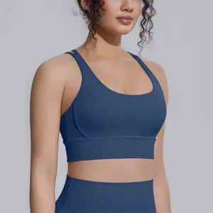 Dettaglio del reggiseno sportivo blu scuro con design incrociato e scollo a U