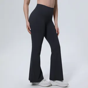 Vue détaillée de côté du pantalon de yoga évasé noir avec une ceinture de soutien