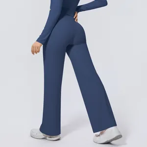 Detailansicht der Rück- und Seitenansicht einer dunkelblauen Yogahose mit weitem Bein