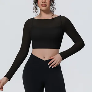 Dettaglio del crop top yoga a maniche lunghe con strati in mesh per fitness