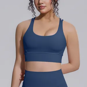 Dettaglio del reggiseno sportivo blu scuro con fascia larga e scollatura rotonda