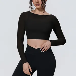 Vista dettagliata della maglia nera per yoga a maniche lunghe in mesh traspirante due pezzi