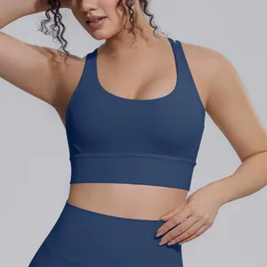 Vista dettagliata del reggiseno sportivo blu scuro con schiena incrociata e bordo largo