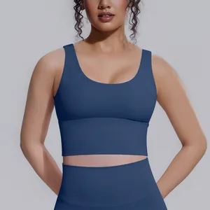 Dettaglio frontale di un reggiseno sportivo da yoga blu navy ad alto impatto