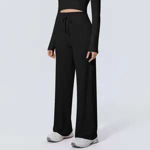 Detailansicht der schwarzen High-Waist-Yogahose mit weitem Bein und Kordelzug am Bund