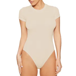 Elegante body beige a maniche corte con girocollo e vestibilità slim per uno stile moderno