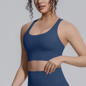 Dettaglio del reggiseno sportivo blu scuro che mostra la vestibilità e il supporto