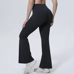 Vue arrière du pantalon de yoga noir à taille haute évasé montrant la coupe ajustée