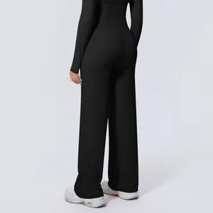 Nahaufnahme der schwarzen Yoga-Hose mit hohem Bund und weitem Bein zeigt die Passform