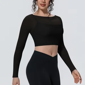 Dettaglio del crop top nero da yoga a maniche lunghe con mesh traspirante e finto due pezzi