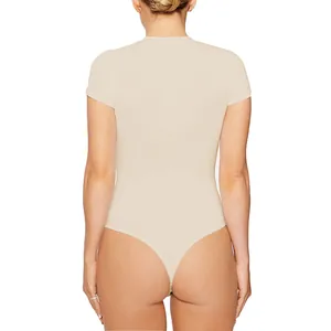Vista posteriore dettagliata di un body beige a maniche corte da donna moda estiva
